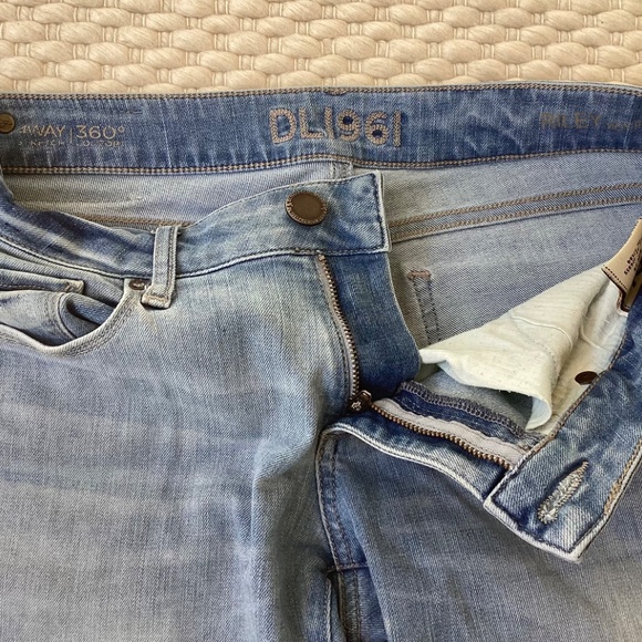 DL1961 Riley Boyfriend Women’s 25 Blue Straight Light Wash Riverside Stretch Low - Picture 3 of 9